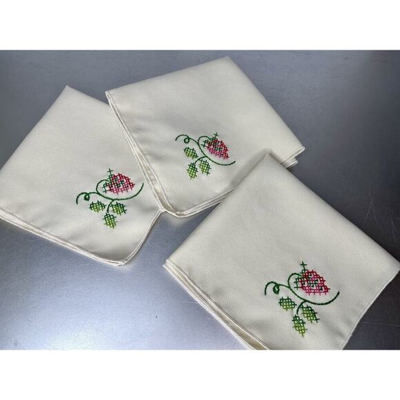 Vintage Cream Place Mats Strawberries Set of 4 Cross Stitch & 3 Napkins - Picture 7 of 8